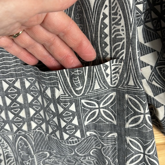 Made in Hawaii Men's Hawaiian Shirt with Wood Buttons, Gray/White, size XL - Picture 3 of 9